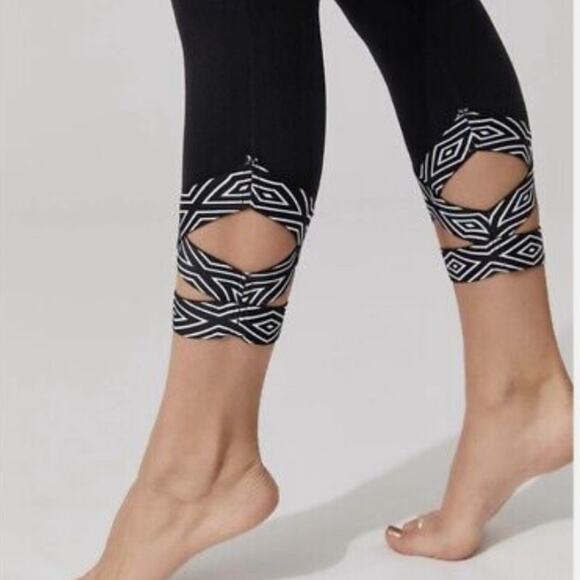 Beyond Yoga Badlands High Waisted 7/8 Leggings Size S Stirrup Tights Strappy Gym - Picture 1 of 11